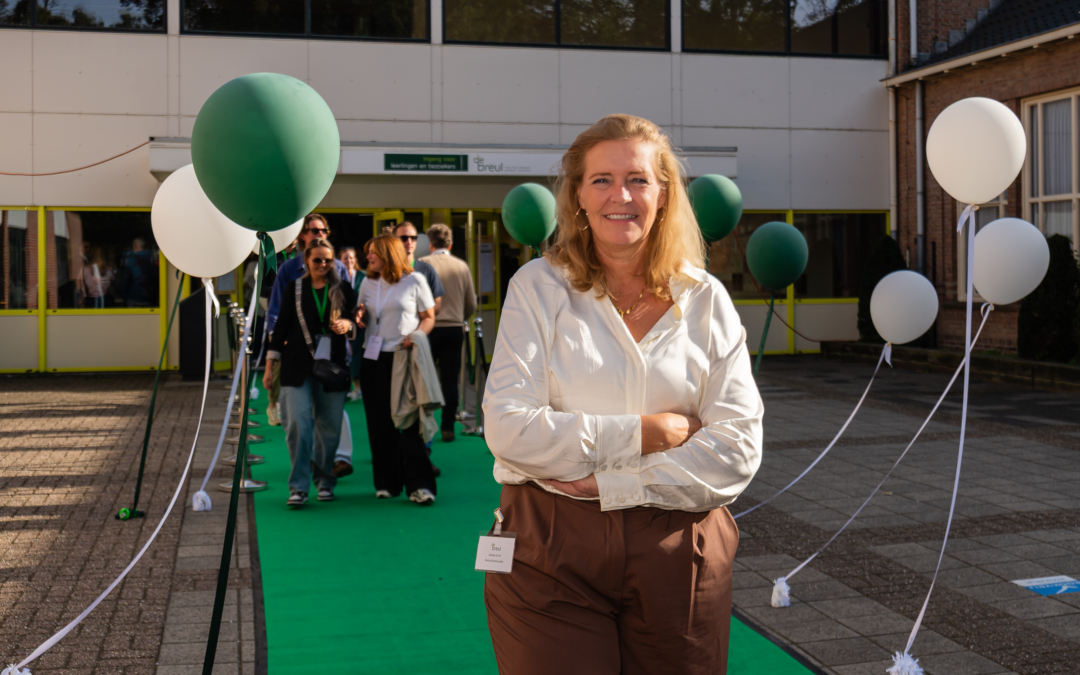 Bezoekers vieren het 80-jarig bestaan van De Breul in Zeist tijdens een jubileumprogramma met ontmoetingen, open lessen, optredens en activiteiten voor oud-leerlingen en oud-docenten.