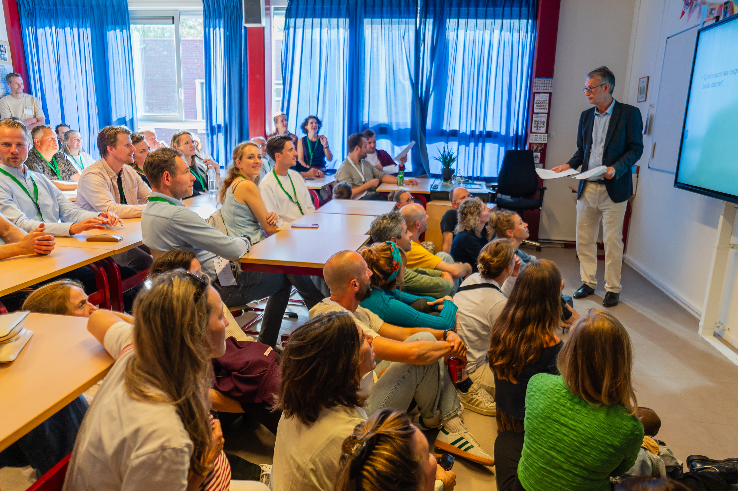 Bezoekers vieren het 80-jarig bestaan van De Breul in Zeist tijdens een jubileumprogramma met ontmoetingen, open lessen, optredens en activiteiten voor oud-leerlingen en oud-docenten.