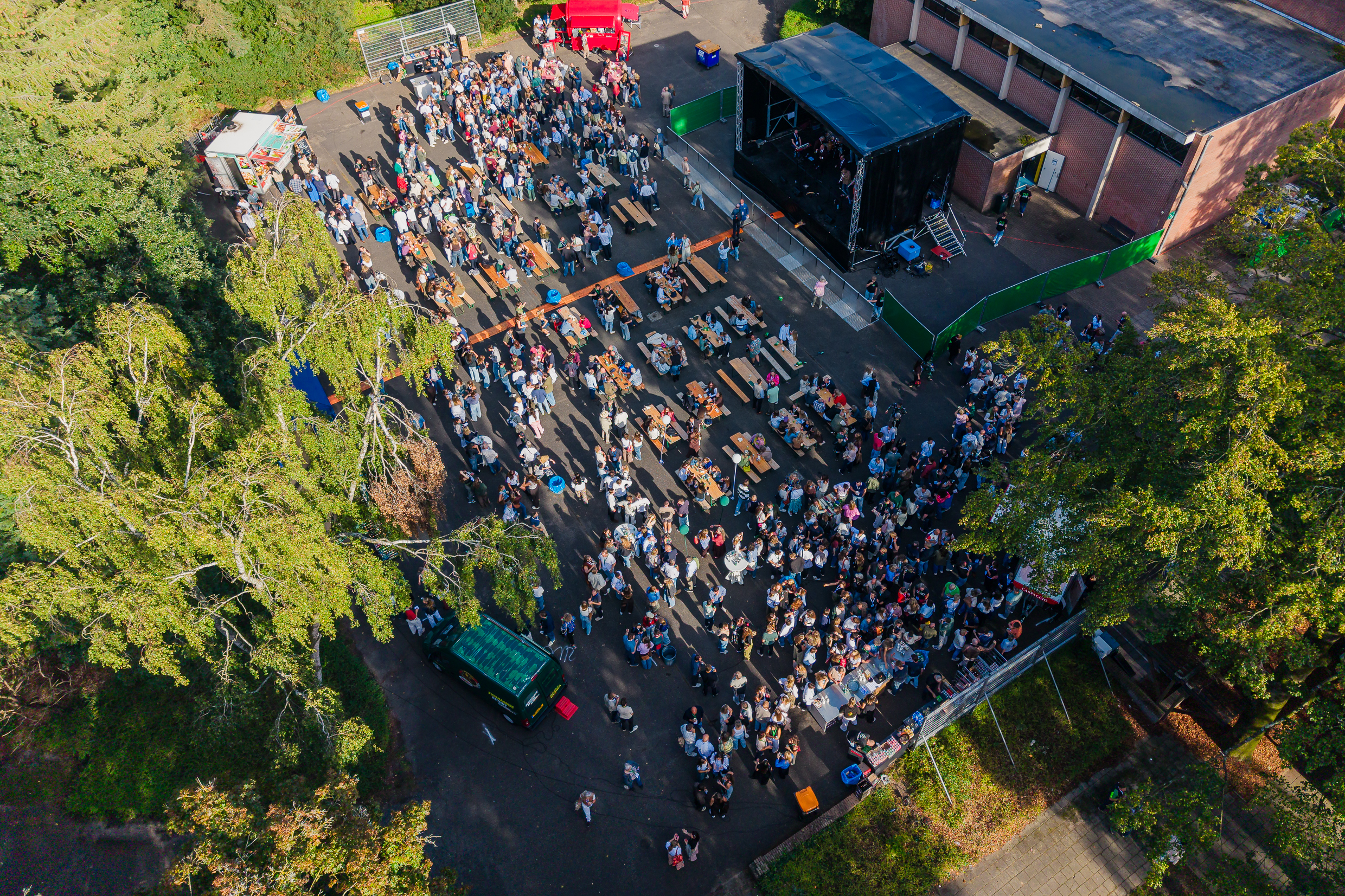 Bezoekers vieren het 80-jarig bestaan van De Breul in Zeist tijdens een jubileumprogramma met ontmoetingen, open lessen, optredens en activiteiten voor oud-leerlingen en oud-docenten.